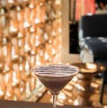 、「ケンズカフェ東京」のために調合されたグランクリュショコラ「KEN’S」を使用したオリジナルのチョコレートカクテル「Chocolatini」（900円）