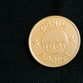 Gapストアのスタッフの中で、金のバッジを胸につけたスタッフは、デニムファッションのエキスパート「Denim ADDICT（デニム アディクト）」