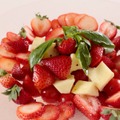 横浜ベイシェラトン ホテル＆タワーズ「アフタヌーンスイーツブッフェ～ストロベリーフェア～」　あまおうとトマト、モッツァレラチーズのサラダ