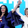 ケイティ・ペリー＆ヒラリー・クリントン-(C)Getty Images