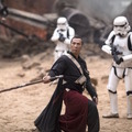 「フォースを信じる武術マスター」チアルート・イムウェ　　（ドニー・イェン）『ローグ・ワン／スター・ウォーズ・ストーリー』（C）2016 Lucasfilm Ltd. All Rights Reserved.