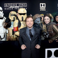 ファンに囲まれるギャレス・エドワーズ監督／『ローグ・ワン／スター・ウォーズ・ストーリー』ワールドプレミア（C）2016 Lucasfilm Ltd. All Rights Reserved.