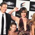ミラ・ジョヴォヴィッチ、愛娘＆夫と共に日本のファンの前で家族団らん！ ローラにも絶賛！・画像