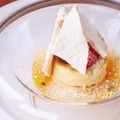 カフェ＆レストランMuseum Cafe & Restaurant THE SUN & THE MOON「オレンジのクレームブリュレ トロピカルソース パウダーアイスクリーム添え」ランチ 6,480円、ディナー 12,960円のコースデザートを通常のデザートもしくはバレンタインスイーツから選べる