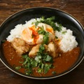 J.S CURRY「奥久慈卵の天ぷらと鶏天カリー」（924円、6月2０日（火）～7月24日（月））