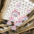 「GINZA SIX」吹き抜け　草間彌生≪南瓜≫　 （C）YAYOI KUSAMA