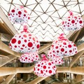 GINZA SIX　吹き抜け パブリックアート 草間彌生　≪南瓜≫　 &copy;YAYOI KUSAMA.jpg