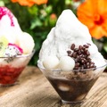 J.S. PANCAKE CAFE「MASAN OKINAWA」＿左：ピタヤといちごのかき氷　右：ぜんざいかき氷
