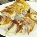 焼きあがった餃子に出席者一同、舌鼓を打った　photo：Yoko Saito