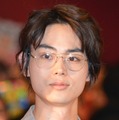 菅田将暉、不在の小栗旬に代わり「まーきの！」ポーズをさく裂・画像