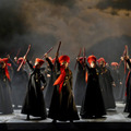 「マクベス」Chorus of Witches in Verdi’s Macbeth （c）ROHClive Barda 2011