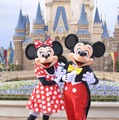 スタンダードコスチューム姿のミッキーマウスとミニーマウス