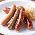 「グリルソーセージ盛り合わせ」850円（虎ノ門ホップ）