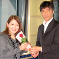 女性スタッフに花を送る成島出監督