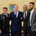 左から、アレク・スカラトス、スペンサー・ストーン、（オバマ前大統領）、アンソニー・サドラー（C）UPI/アフロ