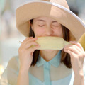 石原さとみ、生とうもろこしにかぶりつき「おいしい～！」　東京メトロ新CM・画像