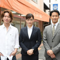 左から麦田章役・佐藤健、岩木亜希子役・綾瀬はるか、宮本良一役・竹野内豊／火曜ドラマ「義母と娘のブルース」(c)TBS