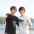 BeeTV「湘南☆夏恋物語」に出演する小池徹平＆西島隆弘 -(C) BeeTV