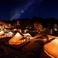 夜空と交差する森の映画祭