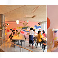 CAFETEL1階のカフェスペース内観。ウォールアート前でインスタ映えする記念写真を。