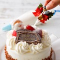 自分で飾り付けるクリスマス・ケーキに皆でワクワク♪