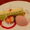 「イーストサイド・カフェ」ピスタチオムースケーキとストロベリーのセミフレッド☆(C) Disney