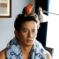 全裸でインコを頭に乗せるアキラ（岡田准一）『ザ・ファブル』（C）2019「ザ・ファブル」製作委員会