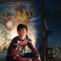 アイアンマンの壁画を背に…『スパイダーマン』最新作、新写真公開・画像