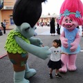 キッズ駆け寄るトロールズとのハグタイム、今秋に再開催決定！TM & (C) Universal Studios. All rights reserved.