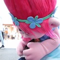 キッズ駆け寄るトロールズとのハグタイム、今秋に再開催決定！TM & (C) Universal Studios. All rights reserved.