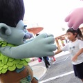 キッズ駆け寄るトロールズとのハグタイム、今秋に再開催決定！TM & (C) Universal Studios. All rights reserved.