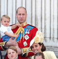 英王室メンバー集結！“お手振り”ルイ王子が「かわいすぎる！」と話題に・画像