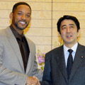 今度はウィルがニートを救う!?ウィル・スミス、安倍首相に表敬訪問