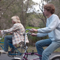 『ブレス あの波の向こうへ』自転車で駆けるパイクレット＆ルーニー　（C） 2017 Screen Australia, Screenwest and Breath Productions Pty Lt