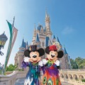 「スプーキー“Boo!”パレード」の鮮やかな衣装☆(C) Disney