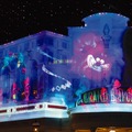思わず立ち止まって見入っちゃう☆ハロウィーン期間限定夜の環境演出 (C) Disney