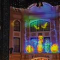 思わず立ち止まって見入っちゃう☆ハロウィーン期間限定夜の環境演出 (C) Disney