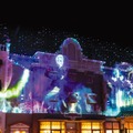 思わず立ち止まって見入っちゃう☆ハロウィーン期間限定夜の環境演出 (C) Disney