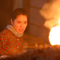窯から吹き出す炎に驚く喜美子（第１回放送より）連続テレビ小説「スカーレット」（C）NHK