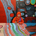 『草間彌生∞INFINITY』　Portrait of Yayoi Kusama in her studio. Image (C) Yayoi Kusama. Courtesy of David Zwirner, New York; Ota Fine Arts, Tokyo/Singapore/Shanghai; Victoria Miro, London; YAYOI KUSAMA Inc.