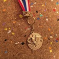 息子がもらった参加賞の金メダル