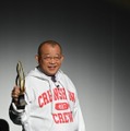 名古屋で行われた落語会の壇上でトロフィーを披露する笑福亭鶴瓶　『閉鎖病棟―それぞれの朝―』（C）2019「閉鎖病棟」製作委員会