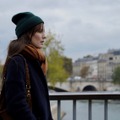 アナ・ジラルド＆フランソワ・シヴィル、すれ違い繰り返す冒頭映像『パリのどこかで、あなたと』・画像