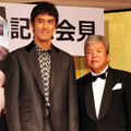『カラスの親指』完成披露会見に出席した阿部寛＆村上ショージ
