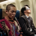 『ノンストップ』アイマスクの男に振り回される坊主の男　（C）2020 OAL & Sanai Pictures Co., Ltd. All rights reserved