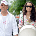 妻エマ・ヘミングと娘・マーベルちゃんとお出かけ中のブルース・ウィリス -(C) INFPhoto/AFLO