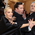 リタ・オラ、ジミー・キンメル、タイカ・ワイティティ Photo by Dimitrios Kambouris/Getty Images for The Met Museum/Vogue