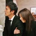 ドラマ「ゴーイング・マイ・ホーム」最終話でのワンシーン（奥から阿部寛＆山口智子）