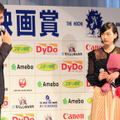「第37回報知映画賞」表彰式（左から、阿部寛＆能年玲奈）