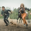 トム・ホランド＆デイジー・リドリーが愛犬と猛ダッシュ！『カオス・ウォーキング』場面写真・画像